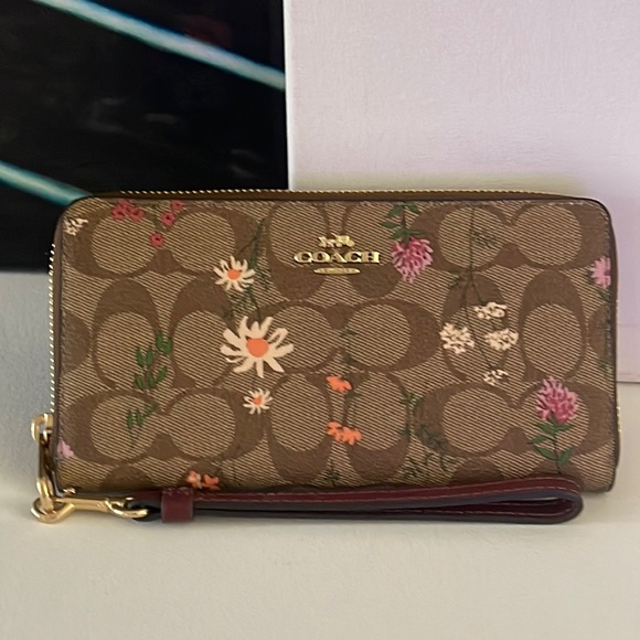 Coach
LONG ZIP AROUND WALLET IN SIGNATURE CANVAS WITH WILDFLOWER PRINT - Picture 7 of 7